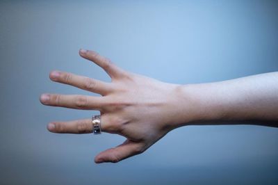 科學(xué)家研發(fā)低成本無(wú)線智能戒指，革新手指運(yùn)動(dòng)追蹤與健康監(jiān)測(cè)